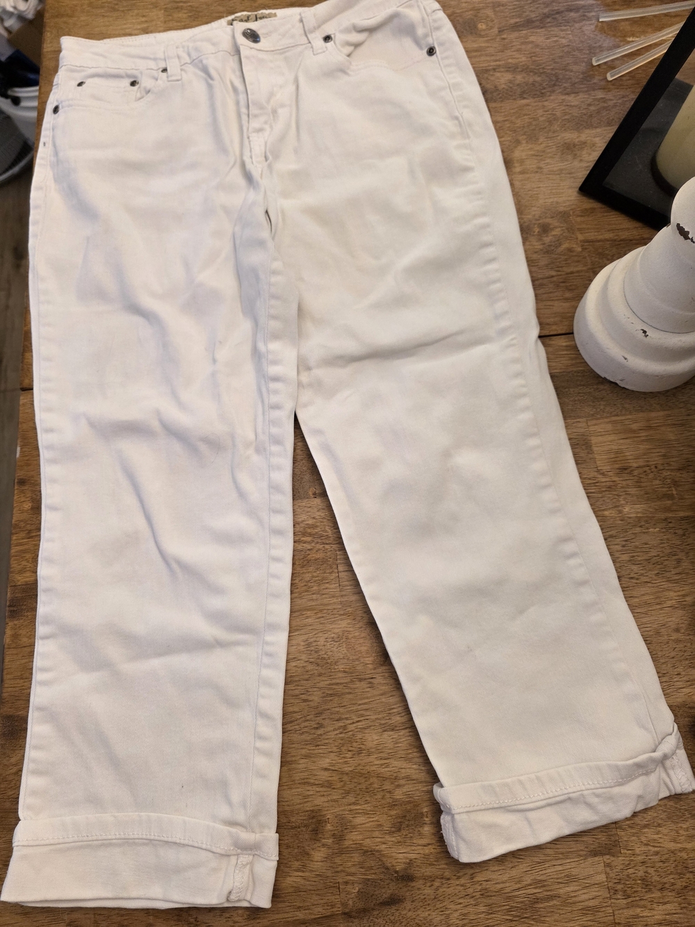 Earl Jeans White Capries With Cuff